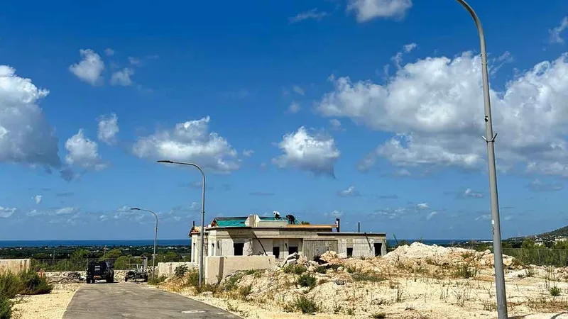 CONSTRUCȚIE AMÂNATĂ Lucrările de construcție la Kibbutz Matzuva, la puțin peste doi kilometri de granița Israelului cu Libanul, au fost afectate de conflictul în curs.