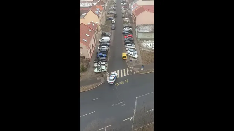 Urmărire ca în filme la Debrețin, Ungaria. Doi hoți au spart o bijuterie și fug de poliție. / Foto: captură video
