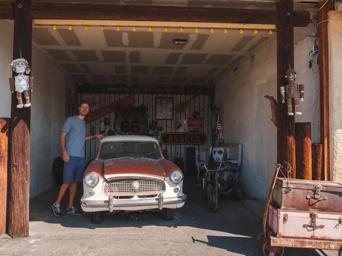 Bărbat care ține o mașină în garaj - Foto: Freepik (Imagine cu rol ilustrativ)