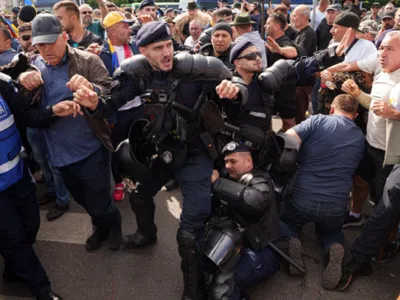 Piața Victoriei, sub asediu: imagini cu ce nu s-a văzut la TV din ciocnirile dintre protestatari și jandarmi