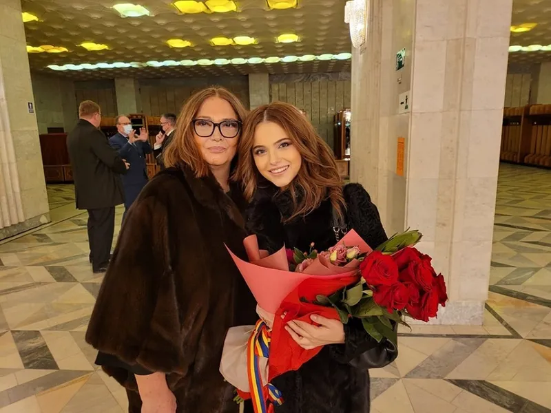 Carmen Maria Strujac si Alexandra Coman