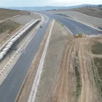 Lucrările se desfășoară într-un ritm alert pe bucățica de 13 kilometri, Sibiu - Boița, a Autostrăzii A1 Sibiu - Pitești. / Foto: captură video