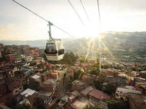 CĂLĂTORII ÎN AER Gondola din Medellín, inaugurată în 2004, nu este doar o atracție  turistică. Este, de asemenea, un sprijin pentru mulți dintre cei mai săraci locuitori și un simbol  al transformării orașului.