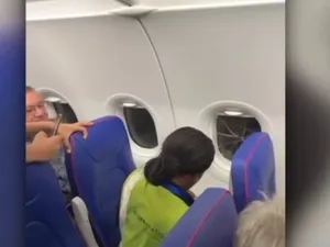 VIDEO Panică în timpul unei curse Londra–Bacău, după ce un geam spart din avion a fost lipit cu scotch: „Unul simplu, la 2 lei”