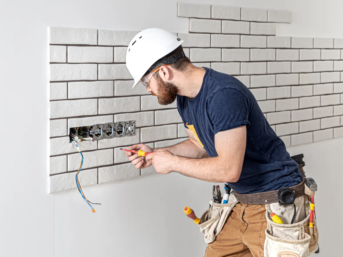 Cum se instalează corect sitemul electric într-o casă. Este mai sigură instalația pe podea sau pe tavan?