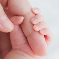 Un bebeluș a fost salvat prin telefon, de un dispecer ISU după ce s-a înecat cu picături de colici  - Foto: Profimedia / imagine cu caracter ilustrativ