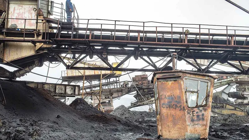 Un miner supervizează benzile transportoare în cariera Roșiuța