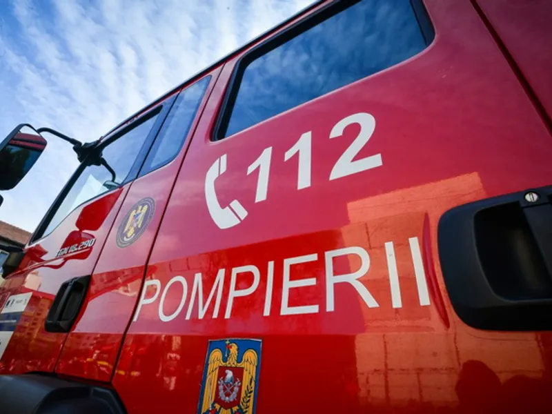 Pompierii intervin pentru stingerea incendiului. FOTO: Facebook