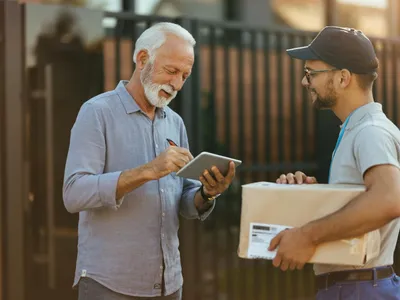 pensionar cu poștaș foto: freepik (rol ilustrativ)