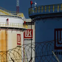 Țara prietenă a României a pus STOP importului de petrol din Rusia. Activitatea Lukoil, blocată - Foto: Profimedia images