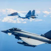 Un Typhoon al Royal Air Force interceptează un avion de luptă Su-30 Flanker al Rusiei - Foto: Profimedia Images (imagine cu caracter ilustrativ)