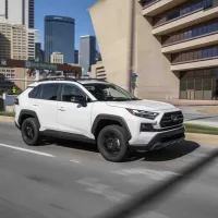 Toyota a detronat General Motors și a devenit lider pe piața auto din SUA după 90 de ani. / Foto: caranddriver.com