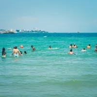 Au condus 10 ore, au plătit 1.000 lei cazarea, dar prima noapte au dormit-o pe șezlong pe plajă / Mangalia News