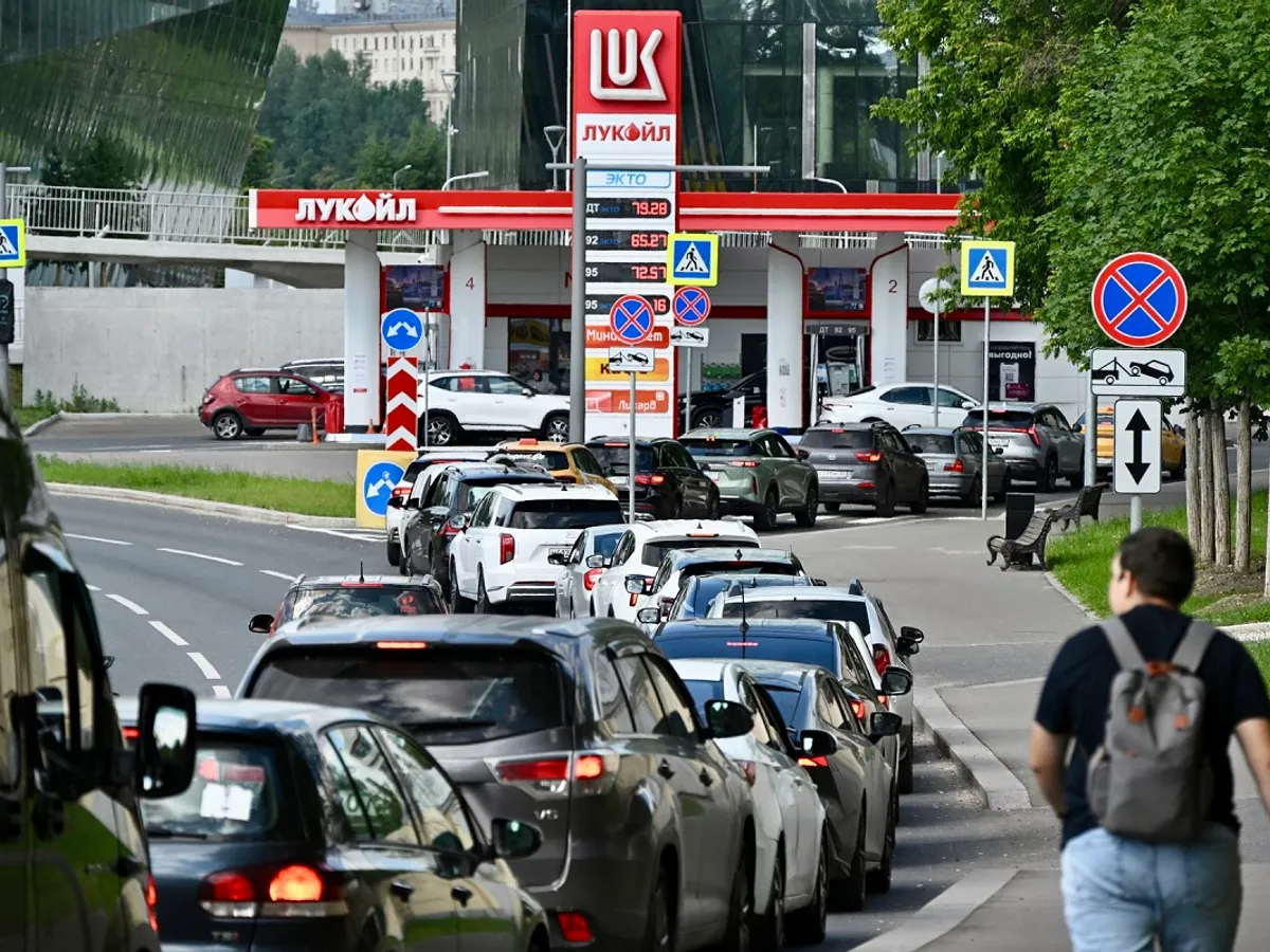 În Rusia, criza de combustibil naște soluții ciudate. Șoferii apelează la magicieni să le micșoreze consumul
