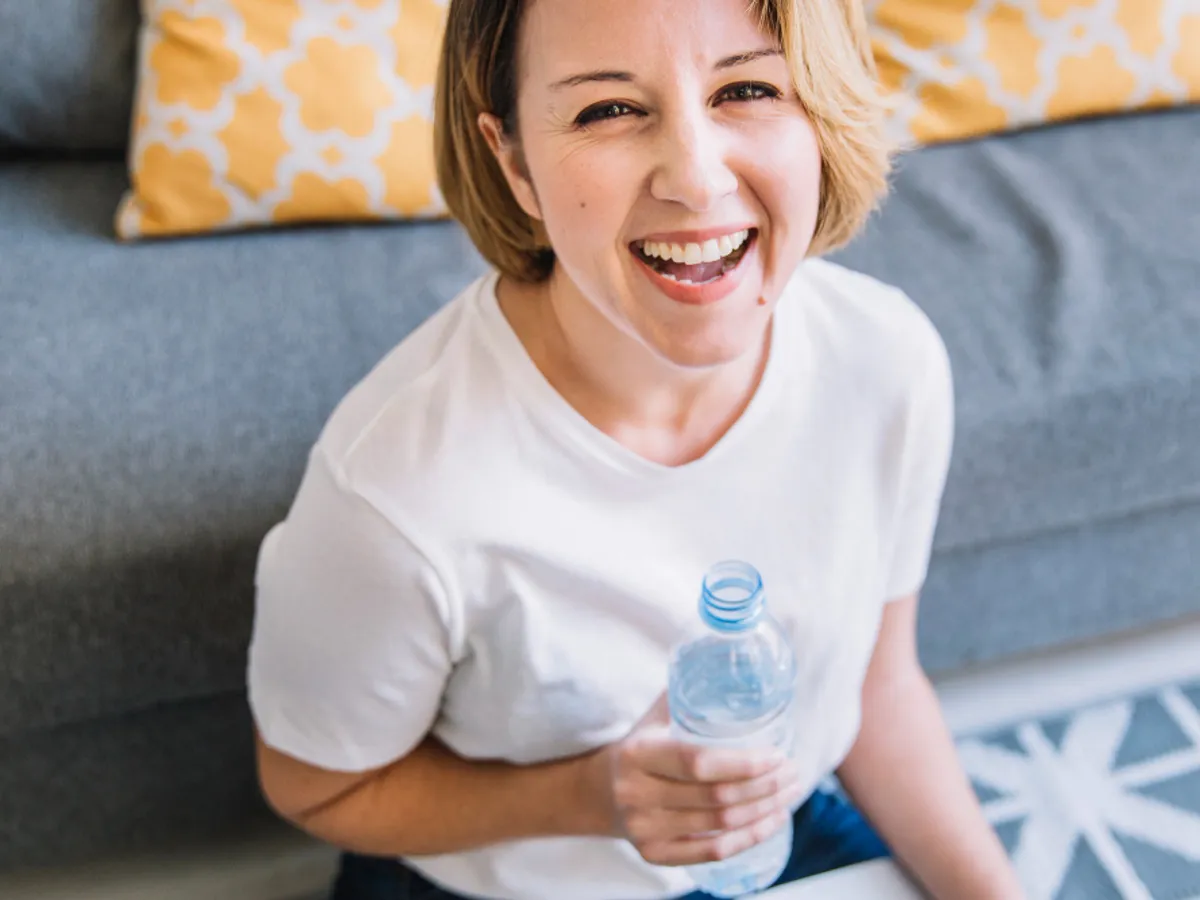 Cum elimini microplasticele din apa de băut? E o modalitate extrem de ușoară. Poate chiar o folosești