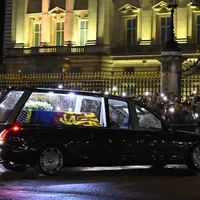 Regina Elisabeta a II-a părăsește pentru ultima dată Palatul Buckingham - FOTO: Profimedia
