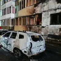 Trei autoturisme distruse într-un incendiu la Brașov, flăcările au afectat și un bloc din apropiere - Foto: ISU Brașov