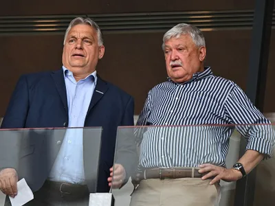 Viktor Orban (L) este văzut împreună cu președintele Federației Ungare de Fotbal, Sandor Csanyi, înaintea meciului amical de fotbal dintre Ungaria și Israel - Foto: Profimedia Images