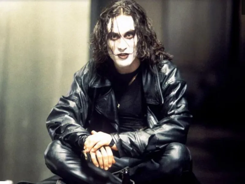 Brandon Lee a murit pe platoul filmului „The Crow”/foto: deadline