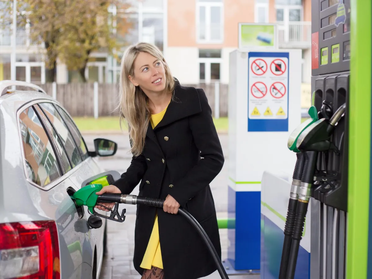 Femeie alimentând la pompă - Foto: Freepik