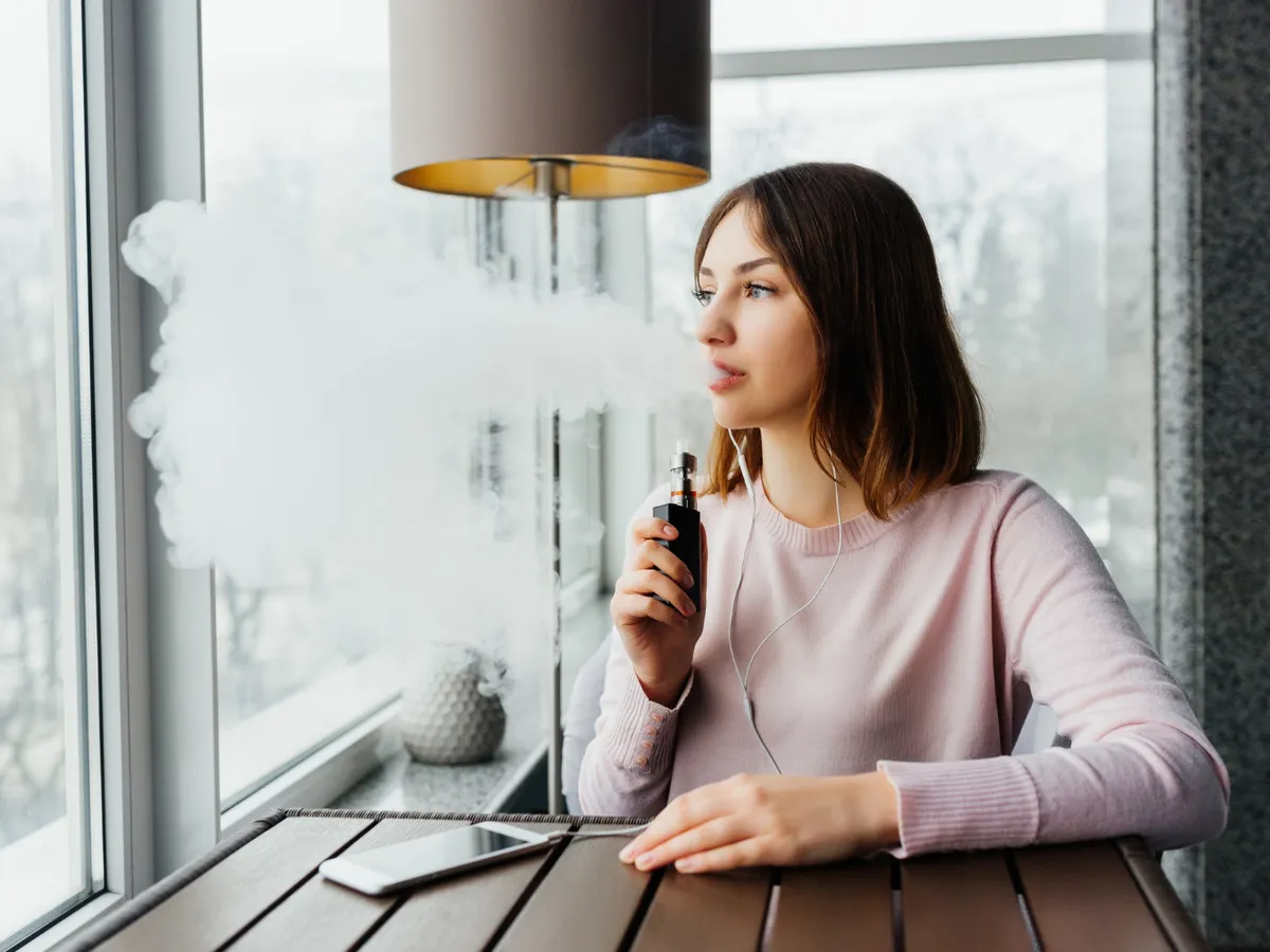 Se depun formalități pentru a interzice țigările electronice la nivel mondial. Cum afectează sănătatea?