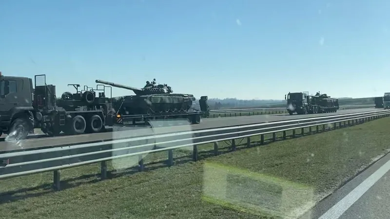FOTO Primele tancuri poloneze au ajuns în Ucraina pentru a lupta împotriva lui Putin. Sunt rusești  / twitter