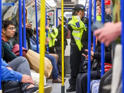 Cum să reacționezi dacă ești atacat într-un spațiu închis, tren sau metrou? -Foto: Profimedia Images