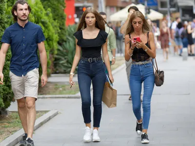 Tineri mergând pe stradă - Foto: Pexels (cu rol ilustrativ)