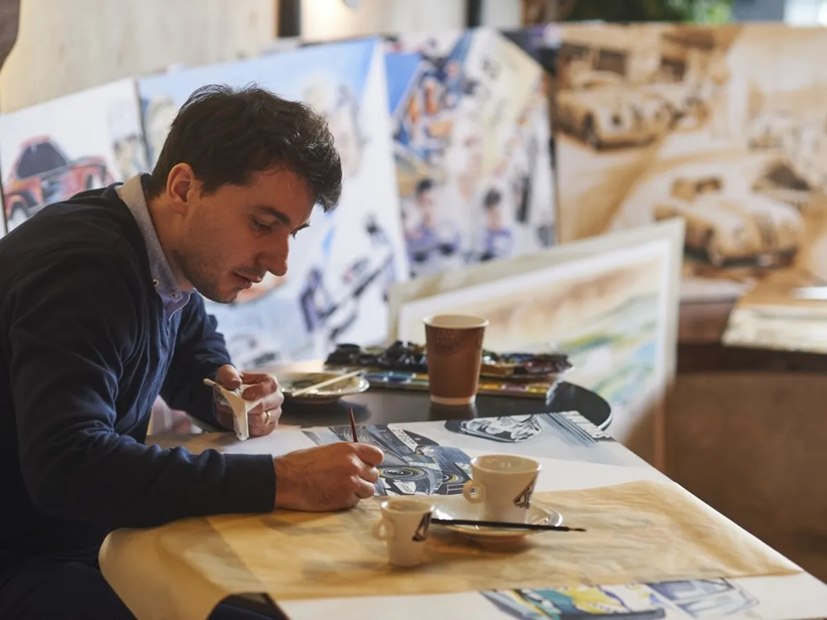 Artistul Adrian Mitu lucrează la „Blue Hero”. / Foto: Radu Chindriș