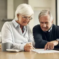 foto: Pensionarii primesc pensiile pe card marți. Câți bani sunt tăiați la pensie? Sursa: Freepik