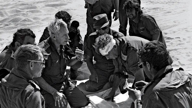 LA COMANDAMENT În sens invers acelor de ceasornic, de la centru: Ariel Sharon (cu capul bandajat) cu Moshe Dayan și șeful Statului Major al Armatei, Chaim Bar-Lev, în Sinai