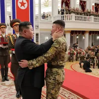 Kim Jong Un  felicitând soldați - Foto: Profimedia Images