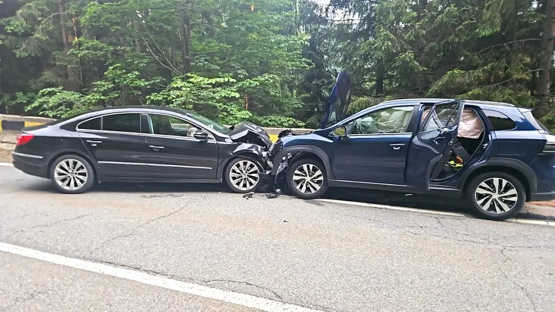 Accident pe Transfăgărășan între două autoturisme. Două femei au fost rănite și au ajuns la spital - Foto: ISU /