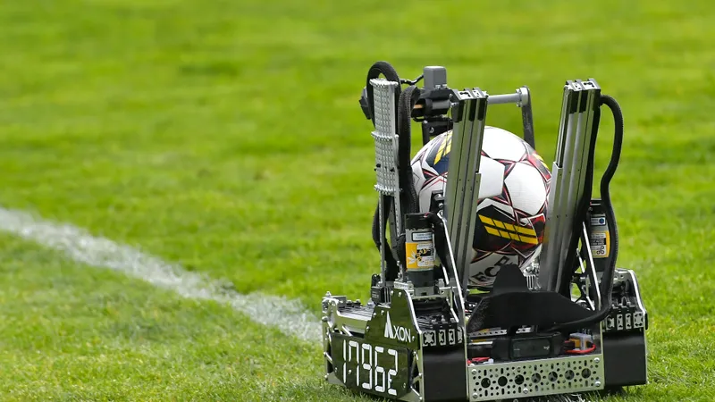 Robotul Ro2D2 a dat lovitura de start în meciul FC Petrolul Ploiești - CS Mioveni. - Foto: Facebook/FC Petrolul Ploiesti