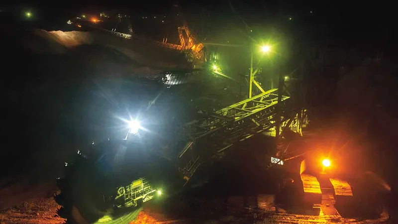 Utilaje de excavare și haldare, în cariera Roșiuța