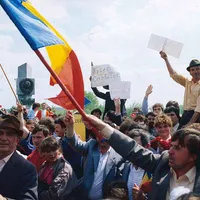 FLORI ȘI BANI Pe 7 mai 1990, moldovenii de pe  ambele maluri s-au reîntâlnit pe „Podul de flori”. Stânga: la Albița. După 30 de ani, florile nu mai ajung. România trebuie să ajute Moldova mai ales financiar - Foto: Getty Images