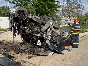 Impact devastator la 135km/h. Mașina a lovit un cap de pod Foto: monitorulbt.ro