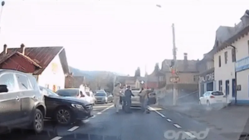 Bătaie în trafic pe DN1, în mijlocul aglomerației de mașini de pe Valea Prahovei