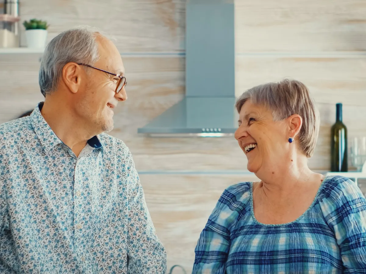 Pensionari la pensie, vorbind - Foto: Freepik