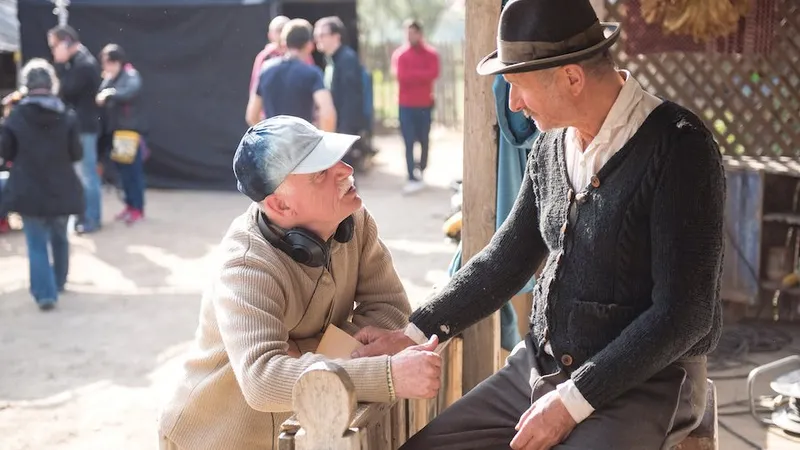 STERE GULEA ȘI HORAȚIU MĂLĂELE, într-o discuție pe platoul de filmare