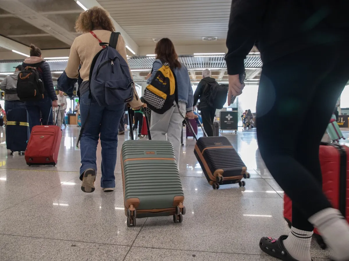 O mare companie aviatică anulează mâine sute de zboruri. Cum se pot proteja românii de întârzieri