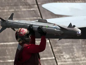 România își cumpără rachete aer-aer de ultimă oră. Vor fi folosite și pe F-35 și costă 103.000.000$ - FOTO navair.navy.mil