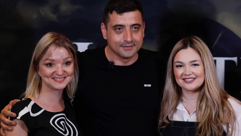 George Simion, alături de fiica lui Vadim Tudor (stânga) și soția sa (dreapta) - Foto: INQUAM PHOTOS / Octav Ganea