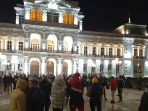 Protest spontan cu sute de participanţi, în cursul nopţii, la Arad, faţă de noile măsuri anti-COVID. / Foto: glsa.ro