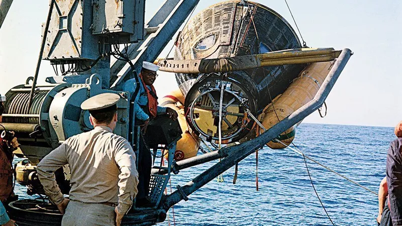 In 1966, Gemini 8 a fost ridicată la bordul vasului USS Leonard F. Mason...
