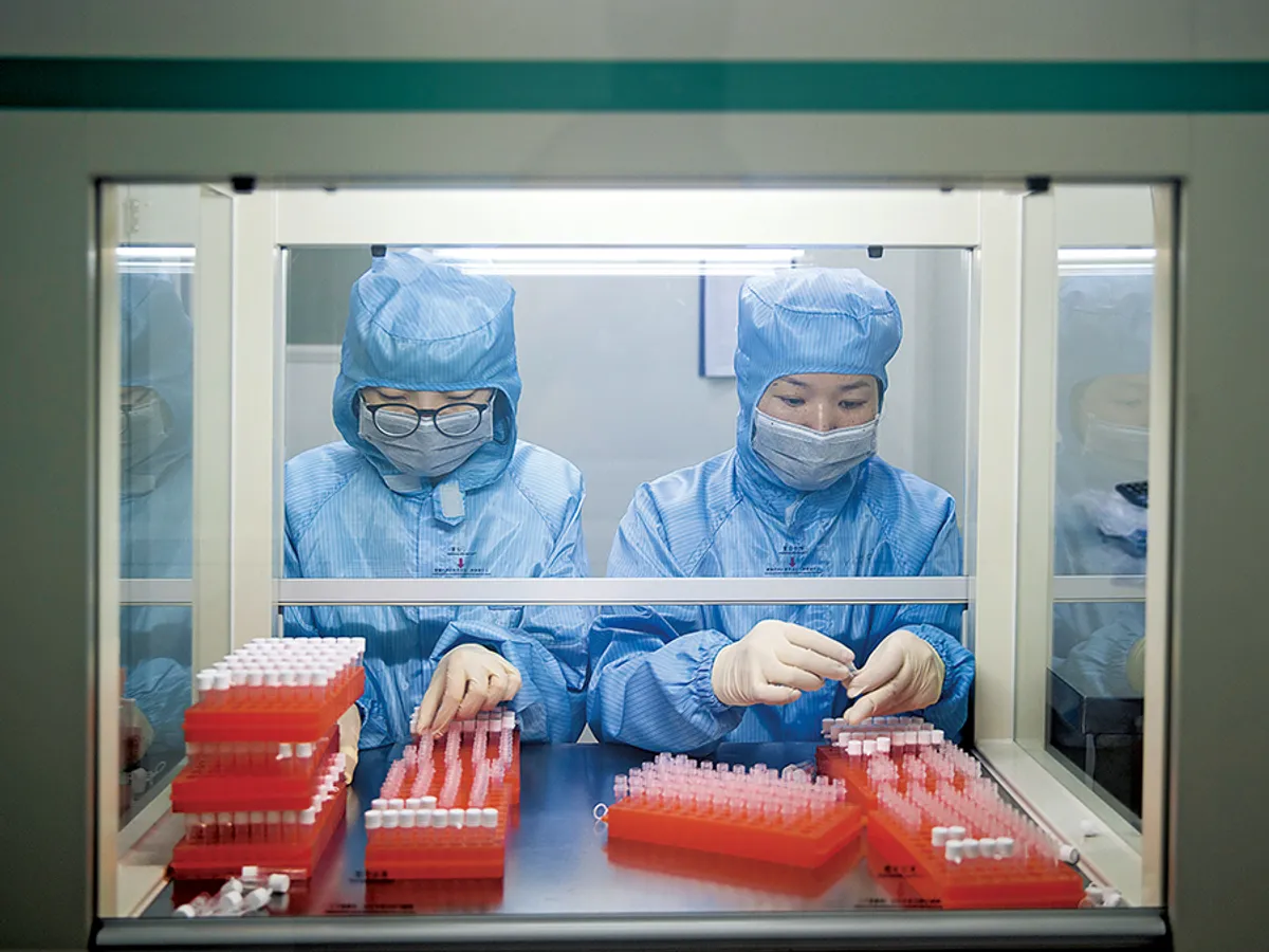 Oamenii de știință lucrează într-un laborator din Tauizhou, China, pentru a dezvolta modalități de detectare a noului virus