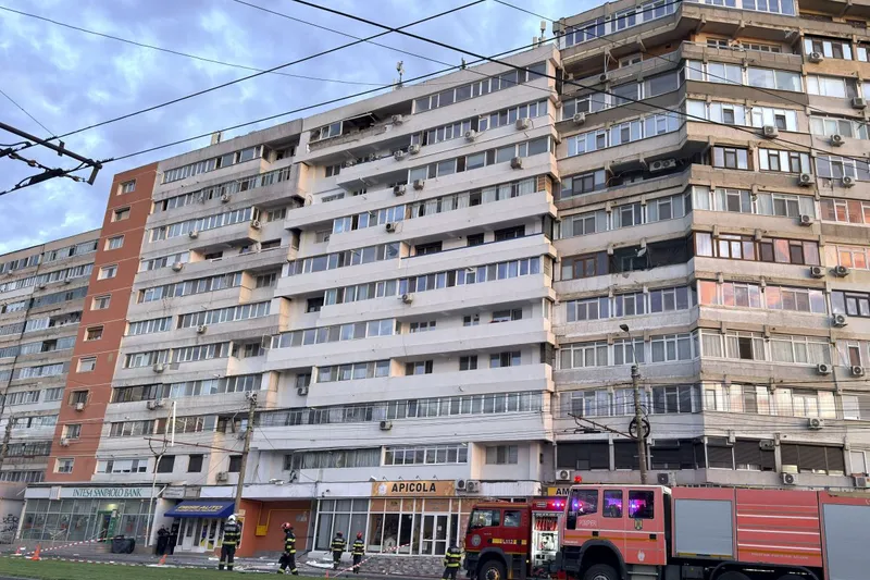 Locul impactului, &icirc;n Blocul Stirex, la drona explodată &icirc;n centrul Galaţiului - Foto: INQUAM PHOTOS/George Călin