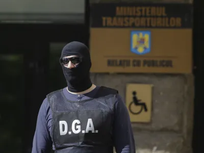 Ofiţer DGA în timpul unei percheziţii - Foto: INQUAM PHOTOS/George Călin
