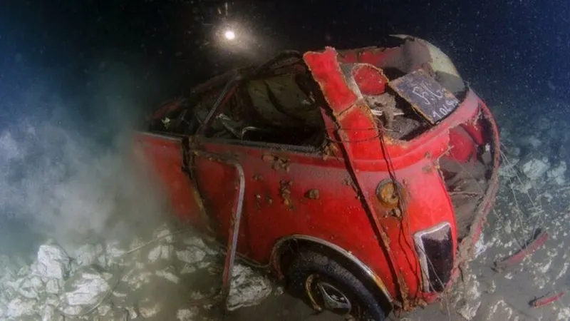 Enigmă: 12 mașini, descoperite pe fundul Lacului Como. Furate și aruncate sau accident? / Foto: autoplus.fr