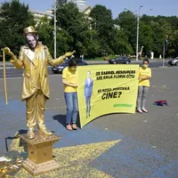 Greenpeace România i-a ridicat statuie lui Cîțu. FOTO: Greenpeace/Facebook